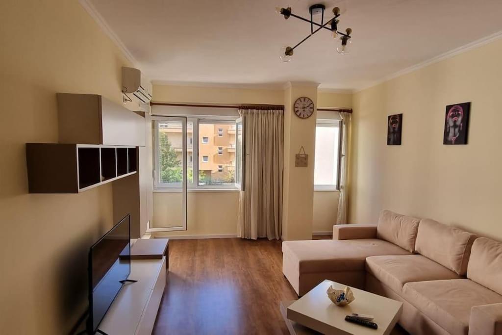 New & Great Located Apartment Near Center ティラナ エクステリア 写真