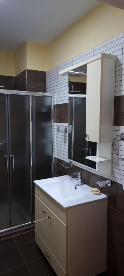 New & Great Located Apartment Near Center ティラナ エクステリア 写真